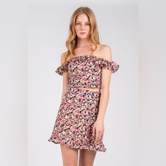 Dresses & Skirts - 🎉HP🎉 Floral skirt & crop top set